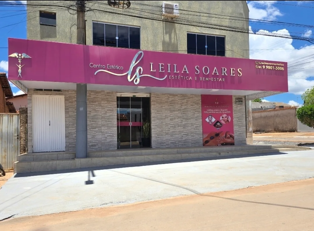Fachada do Centro Estético Leila Soares: sobrado de esquina com um letreiro magenta de ponta a ponta